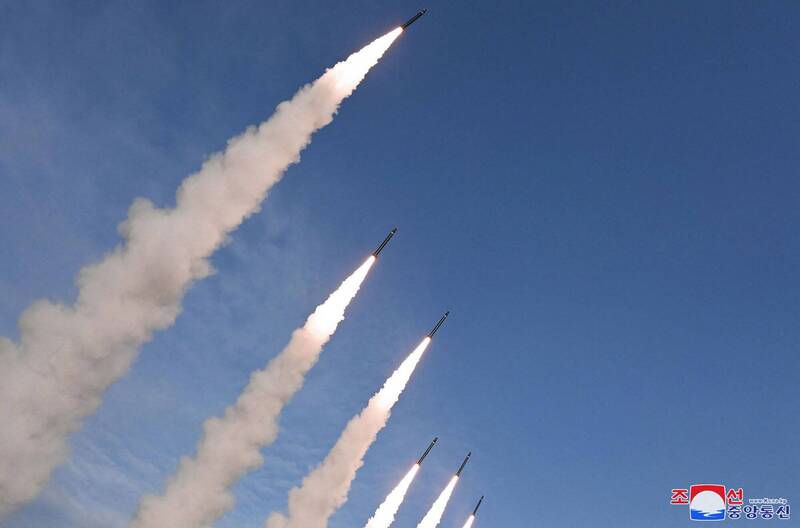 上月18日，北韩领导人金正恩现场指导了「超大型多管火箭炮」射击训练，声称其射程「可覆盖南韩全境」。（法新社资料照）(photo:LTN)