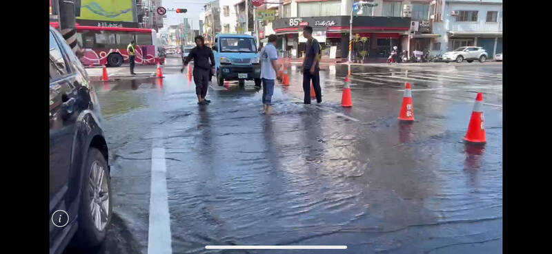 台南市關廟區南雄路二段跟中正路交叉路口傳出自來水管線破裂，造成路面積水，相關單位趕往搶修中。（陳皇宇提供）