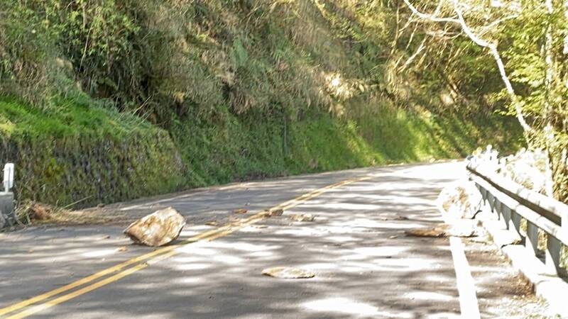 宜蘭太平山國家森林遊樂區道路沿線落石不斷。（林業署宜蘭分署提供）