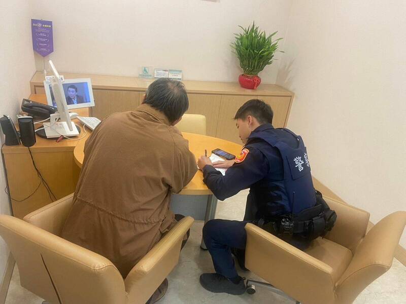 警方成功勸阻徐姓老翁(左)匯款給詐騙集團。(警方提供) 警方成功勸阻徐姓老翁(左)匯款給詐騙集團。(警方提供)