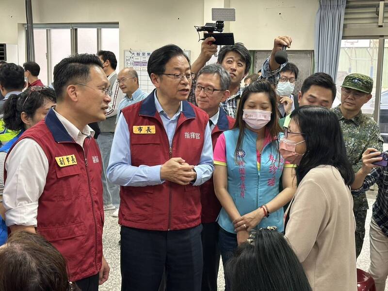 桃園市長張善政前往探視八德區三元吉第社區安置住戶。(桃市府提供) 桃園市長張善政前往探視八德區三元吉第社區安置住戶。(桃市府提供)