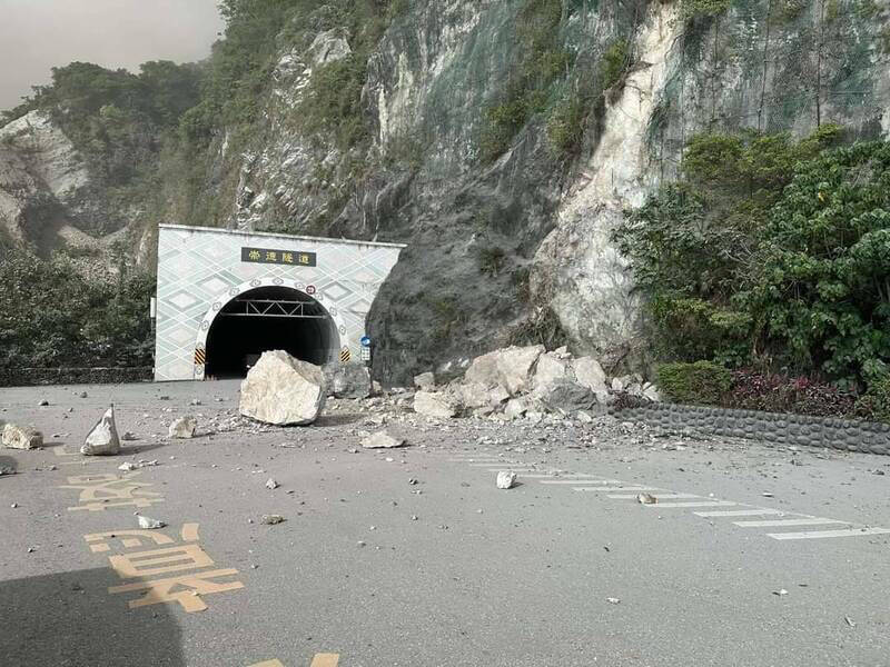 花蓮大地震，蘇花公路中斷。（民眾提供）