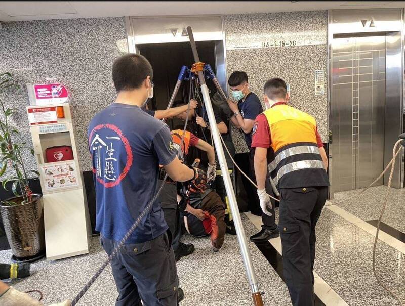 花蓮強震》飛碟電台大樓電梯瞬間墜落 7人懸空又下墜1人腿骨折