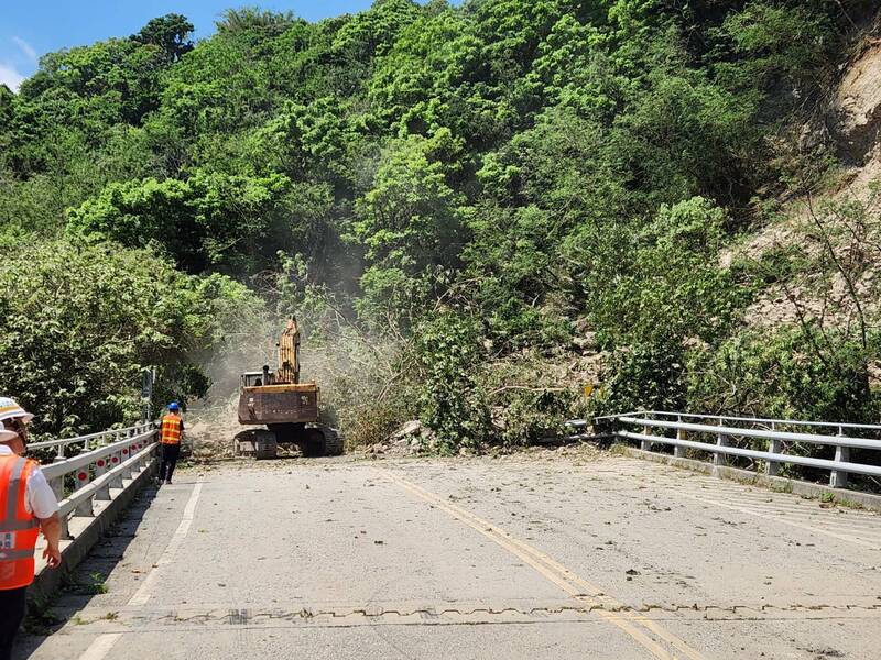 台11線35.5K山壁崩塌造成道路封閉。（豐濱鄉公所提供）