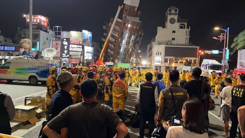 基隆市消防局特搜隊花費11小時的車程，抵達花蓮災區，投入救援。（記者吳昇儒翻攝）