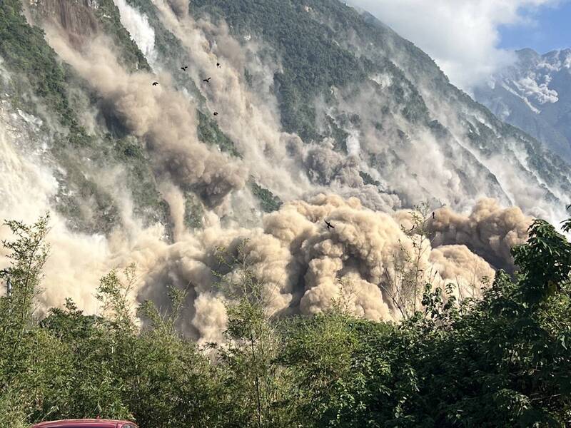 花莲上午强震，崇德山区发生大规模山崩，烟尘弥漫。（图由读者提供）(photo:LTN)
