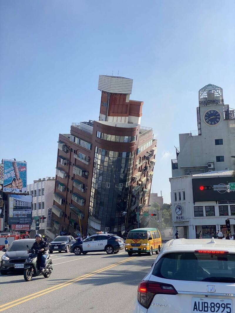 花莲市区一栋大楼在余震中倒塌。（民众提供）(photo:LTN)