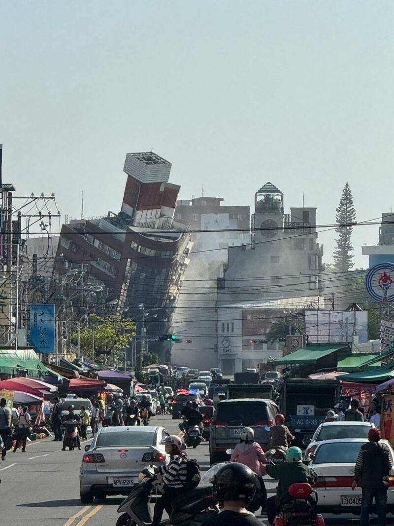 花莲市区一栋大楼在今天余震中倒塌。（民众提供）(photo:LTN)