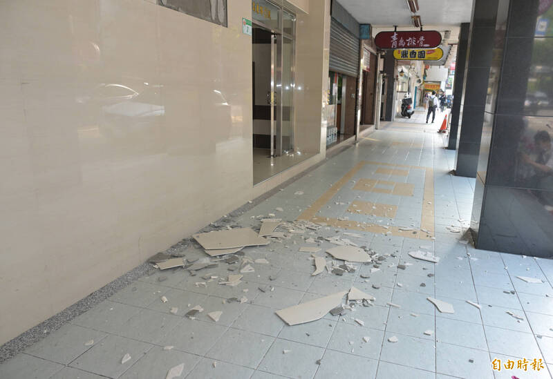 花莲地震，台北青岛东路走廊磁砖掉落（记者田裕华摄）(photo:LTN)