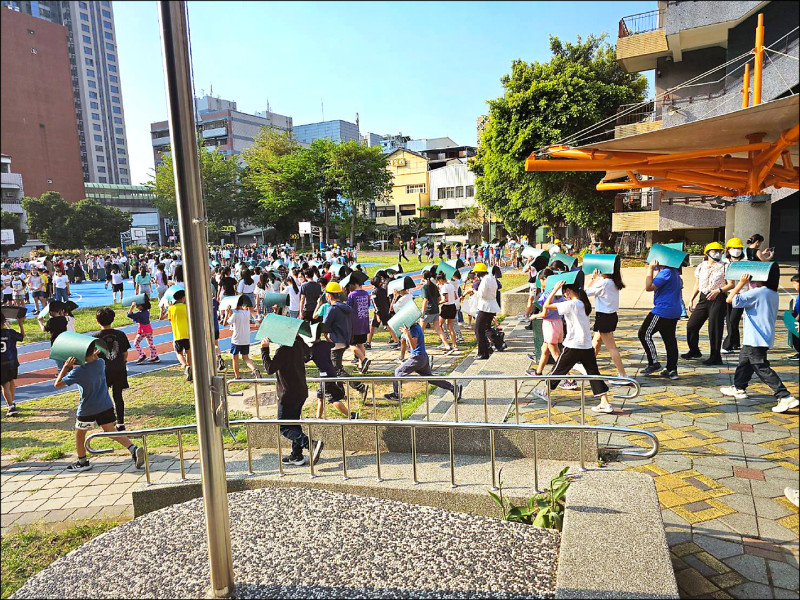 地震逢上學時段,惠來國小緊急疏散學生至戶外避難。(惠來國小提供) 地震逢上學時段,惠來國小緊急疏散學生至戶外避難。(惠來國小提供)