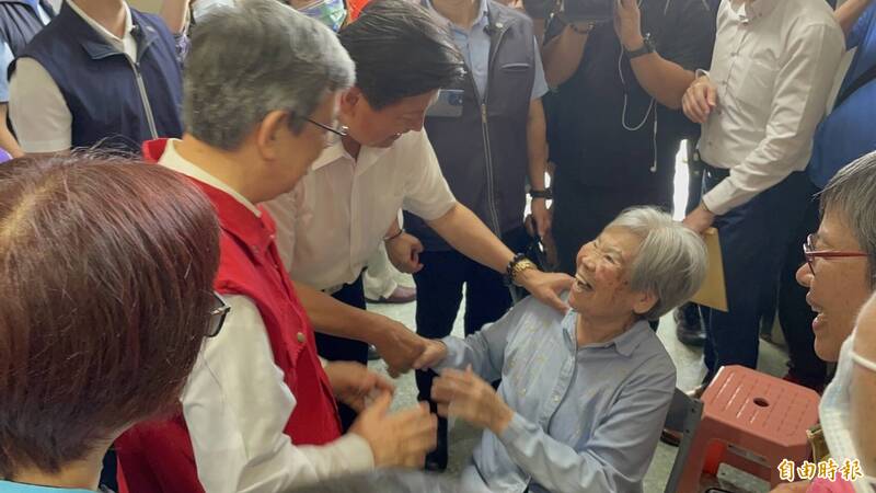 96歲陳姓阿嬤見陳建仁露出燦爛笑容。 （記者鄭景議攝）