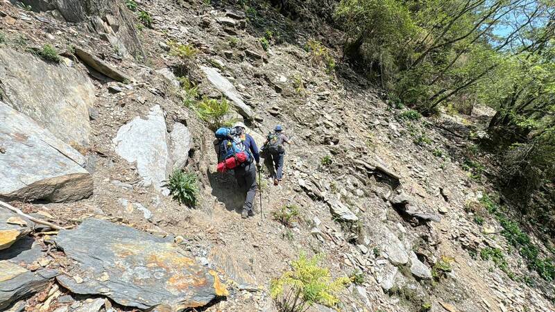 南投縣消防救援人員翻越險峻山勢深入南三段路線的信義鄉郡大林道情形。(圖由南投縣消防局提供) 南投縣消防救援人員翻越險峻山勢深入南三段路線的信義鄉郡大林道情形。(圖由南投縣消防局提供)