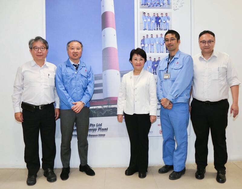 盧秀燕到新加坡第6座廢棄物再生能源廠參訪，希望成功經驗可供台中文山焚化爐汰舊更新作參考。（市府提供）