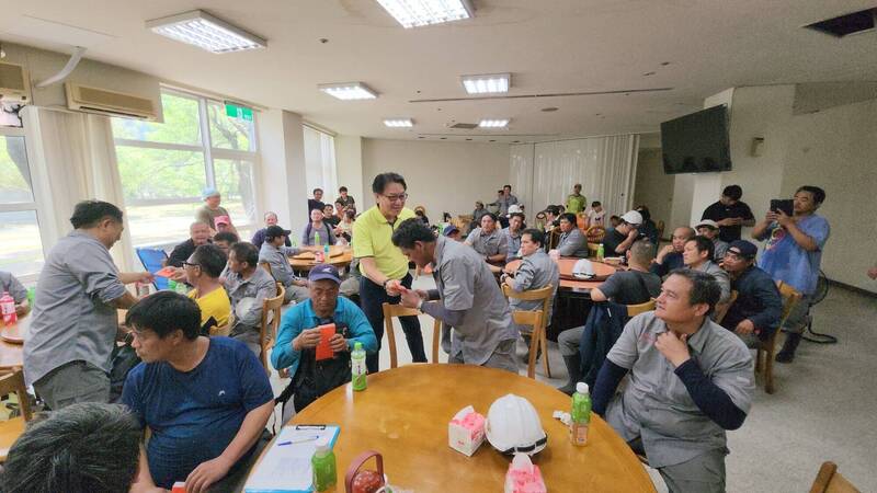 台泥子公司合盛礦業59位同仁身手敏捷,自舊林道攀爬徒步下山脫困,公司隨即安排熱食。(台泥提供) 台泥子公司合盛礦業59位同仁身手敏捷,自舊林道攀爬徒步下山脫困,公司隨即安排熱食。(台泥提供)