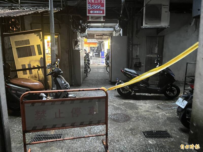 受損樓梯周邊都已拉起起黃色布條禁止進入。(記者蔡思培攝) 受損樓梯周邊都已拉起起黃色布條禁止進入。(記者蔡思培攝)