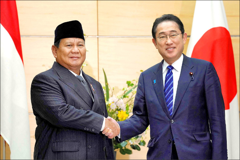 印尼总统当选人普拉伯沃（左）结束访问中国的行程后，3日在东京首相官邸会见日本首相岸田文雄（右），双方同意在包括国安在内的广泛领域加强合作。（法新社）(photo:LTN)