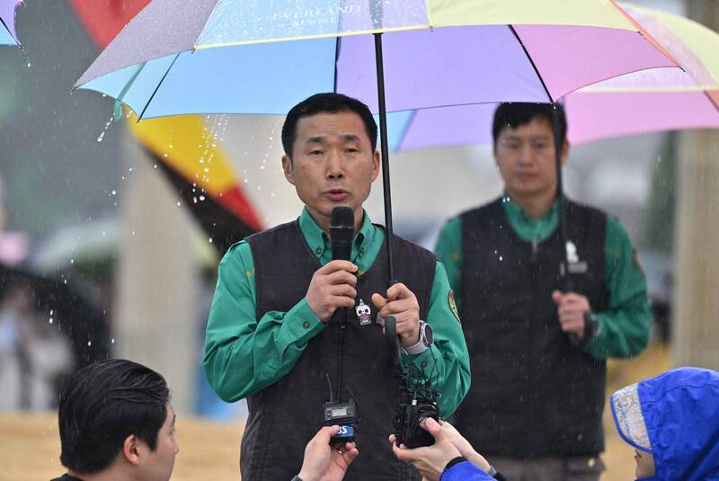南韓愛寶樂園飼養員「福寶爺爺」姜哲遠不捨地向貓熊「福寶」道別。(法新社) 南韓愛寶樂園飼養員「福寶爺爺」姜哲遠不捨地向貓熊「福寶」道別。(法新社)