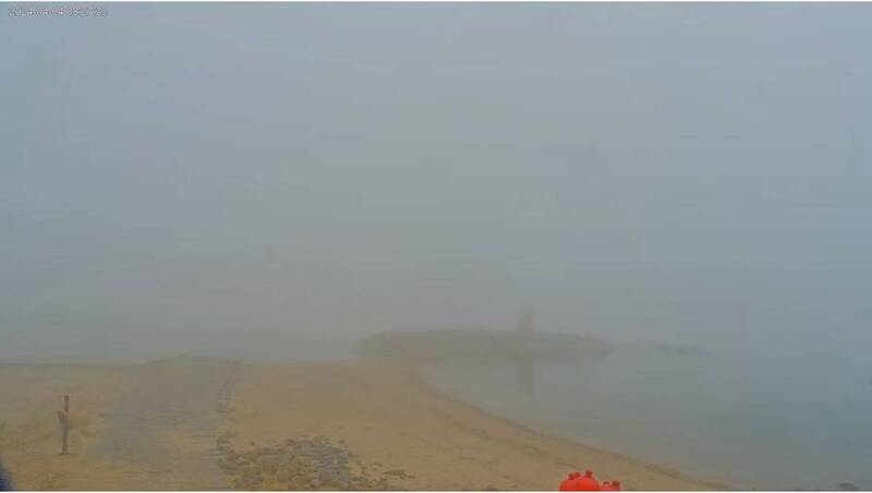 氣象署對金門及馬祖發布濃霧特報，目前透過即時影響也看到當地能見度很差，能見度僅剩50公尺。（圖擷自即時影像）