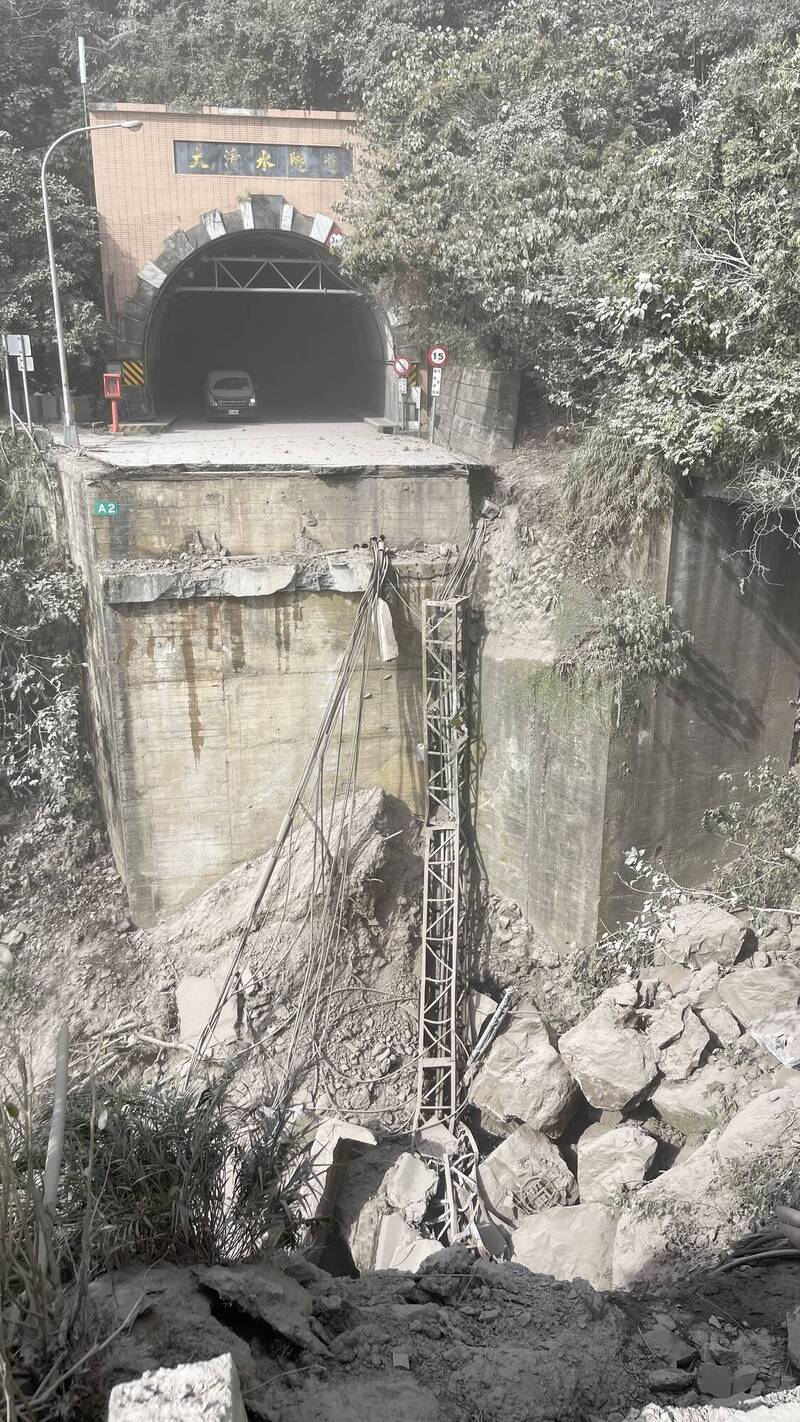蘇花公路大清水隧道外的下清水橋整個被震毀消失。(民眾提供) 蘇花公路大清水隧道外的下清水橋整個被震毀消失。(民眾提供)