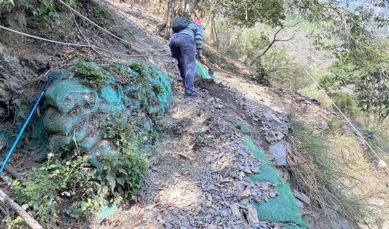 玉山國家公園東埔至雲龍瀑布園區因花蓮強震出現許多落石，玉管處已派員清除。（圖由玉管處提供）