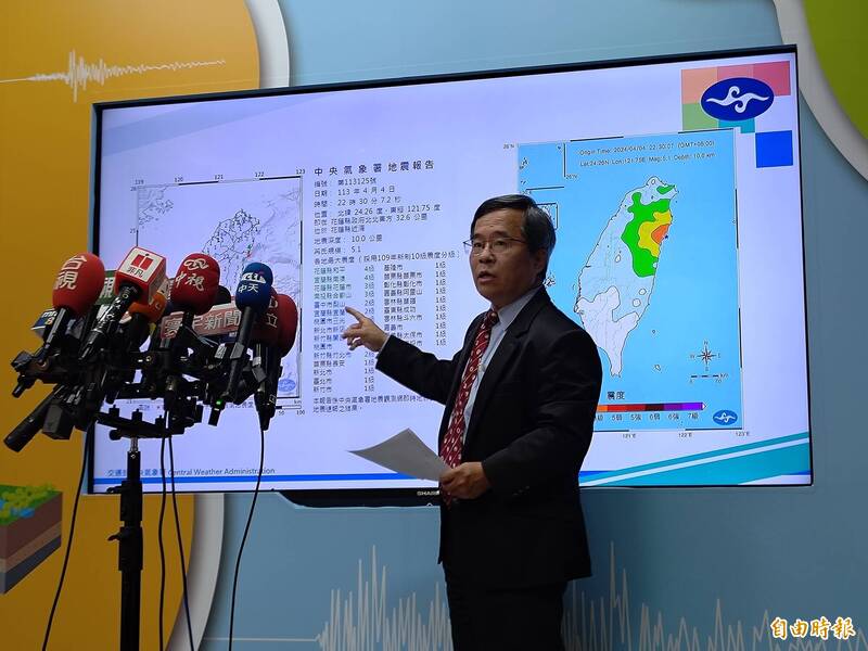 中央氣象署地震測報中心主任吳健富說明近期403花蓮7.2強震、餘震及相關分析。（記者吳柏軒攝）