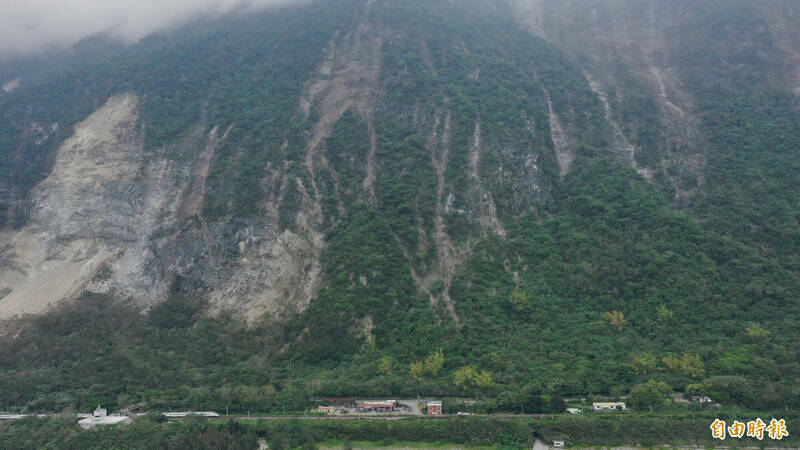 透過空拍畫面可見，東部蘇花公路的崇德路段邊坡大面積坍方，觸目驚心。（記者劉信德攝）