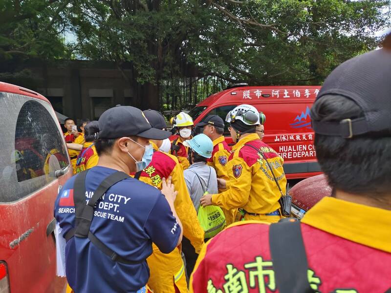 台南市消防局特搜隊今天持續在砂卡礑步道進行搜救，並救出9位受困者。（台南市消防局提供）