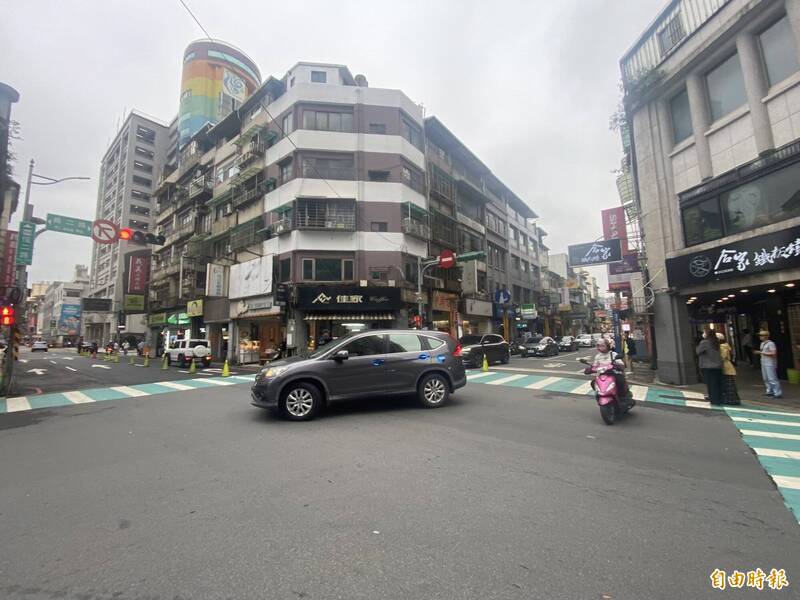 基隆市信二路立體停車場每到假日一位難求，警察擺置三角錐讓車輛得以等候右轉進停車場，不料造成要右轉信二路的車輛，只能行駛直行車道再右轉，反而因此違規被民眾檢舉，駕駛因此違法挨罰，引發民怨。（記者俞肇福攝）