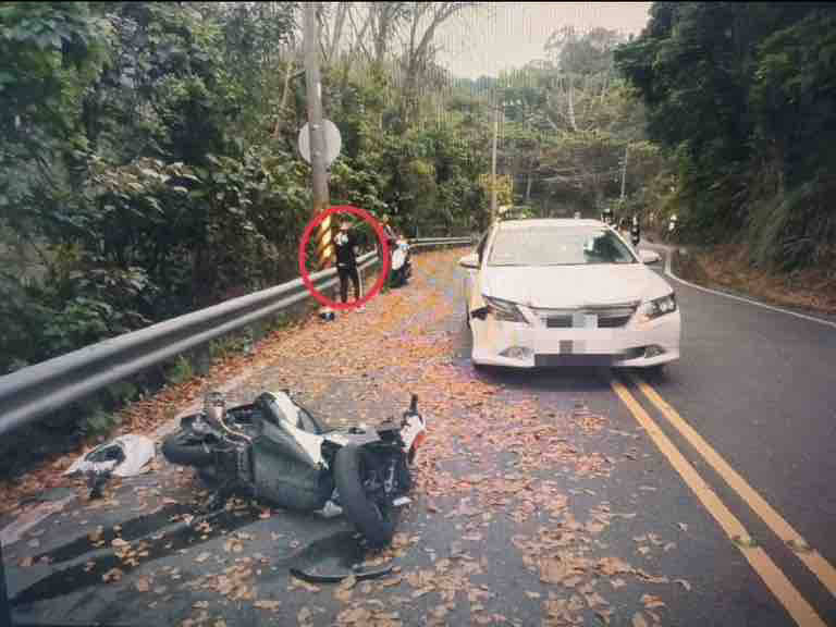 官姓騎士（紅圈）於長龍路過彎擦撞自小客。（讀者提供）