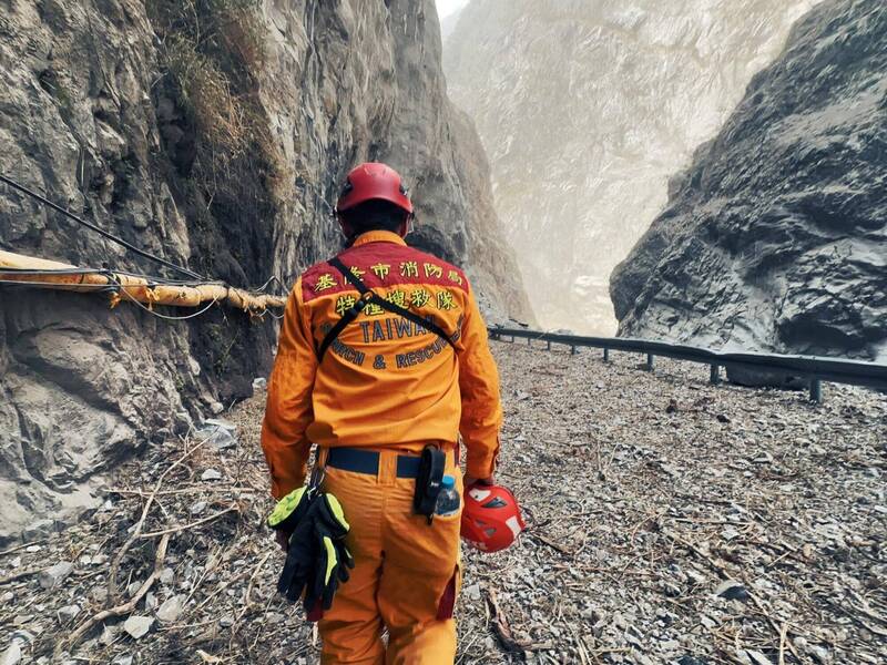 花蓮強震造成中橫公路多處坍崩，工程及救人員冒著落石挺進。（蔡姓義消提供）