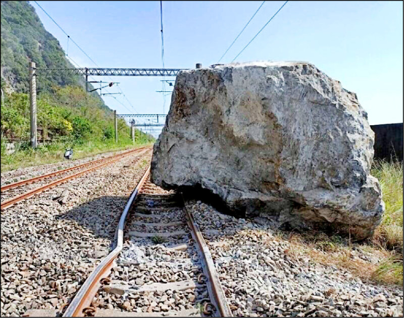 今回の花蓮地震では、台湾鉄道の落石警報システムが大きな事故を回避する役割を果たしました。 写真は、崇徳区間が3日目に岩でコース外に叩きつけられ、交通が寸断された様子です。 (一般提供)