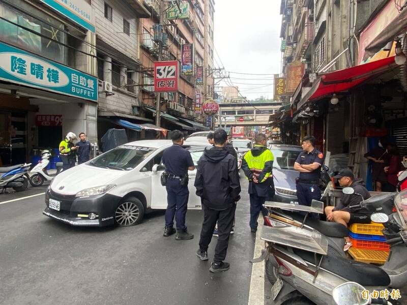 基隆市警一分局南榮路派出所警員邱柏文巡邏時，見一輛違停轎車拒絕受檢，掏槍朝左前輪射擊，擊破輪胎後，與支援警力將駕駛制伏。 （記者林嘉東攝）