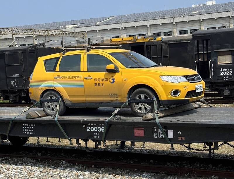 台鐵以專用平車裝運中華電信工程車，運往和平等災區進行搶修作業。（台鐵提供）