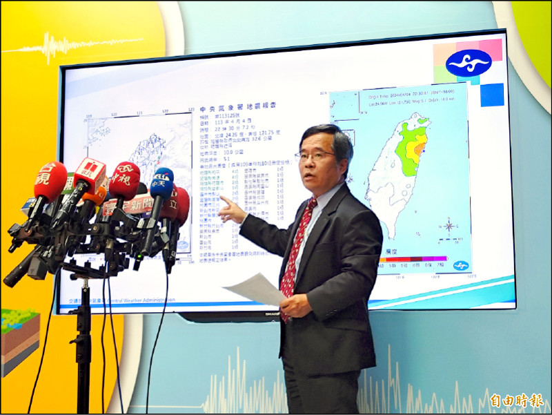 中央氣象署地震測報中心主任吳健富說明花蓮7.2強震、餘震及相關分析。（記者吳柏軒攝）