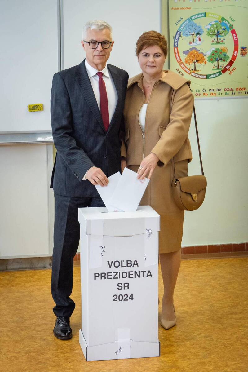 斯洛伐克總統候選人、親西方前外交部長柯爾喬克(Ivan Korcok)偕夫人投票。(取自Ivan Korcok臉書) 斯洛伐克總統候選人、親西方前外交部長柯爾喬克(Ivan Korcok)偕夫人投票。(取自Ivan Korcok臉書)