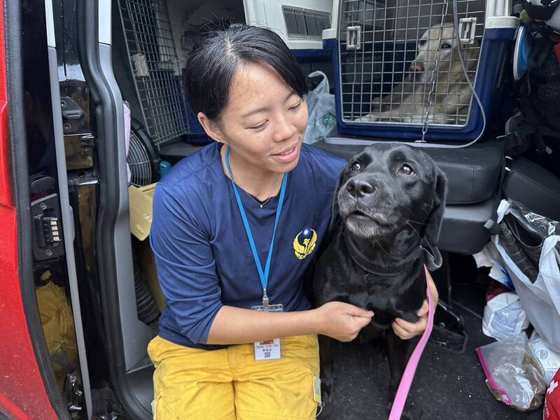 領犬員鄭莛芸與其搜救犬咪娜。（高市消防局提供）