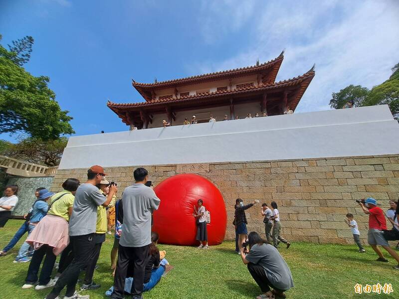 「紅球台南」活動最後一站，今天移師台南市大南門城展出。（記者蔡文居攝）