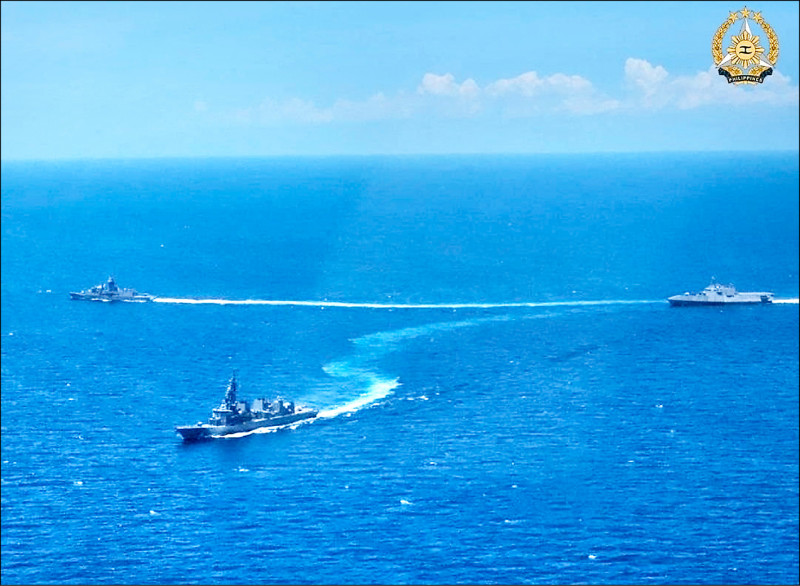 美国、日本、澳洲和菲律宾7日在南海举行首次联合海上行动（MCA），图为菲律宾飞弹巡防舰「鲁纳号」（由左至右）、澳洲驱逐舰「瓦拉门加号」、日本护卫舰「曙号」和美国滨海战斗舰「莫比尔号」组成编队操练。（欧新社）(photo:LTN)