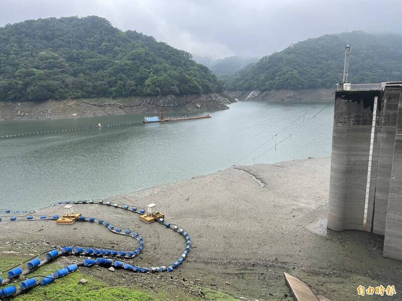 春雨不如預期，石門水庫大壩水位、蓄水率再下探，截至8日已是歷年營運同日的第3枯。（記者李容萍攝）