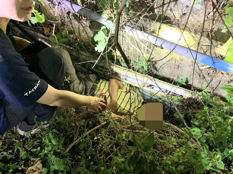82歲老翁跌落白河關子嶺紅葉公園偏僻路徑旁狹窄的水溝內,今晚被搜救人員救出。(民眾提供) 82歲老翁跌落白河關子嶺紅葉公園偏僻路徑旁狹窄的水溝內,今晚被搜救人員救出。(民眾提供)