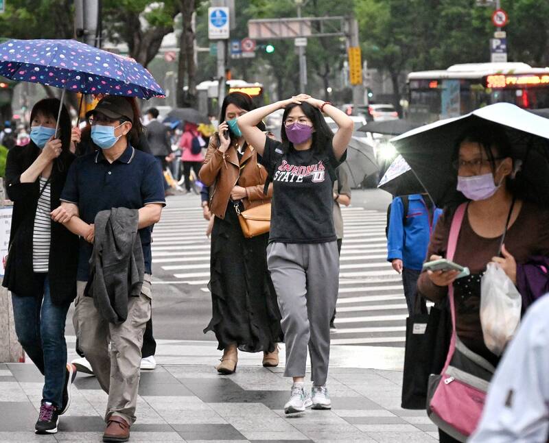 今日中部以北及宜蘭地區有局部短暫陣雨或雷雨,其他地區也有局部短暫陣雨。(資料照) 今日中部以北及宜蘭地區有局部短暫陣雨或雷雨,其他地區也有局部短暫陣雨。(資料照)