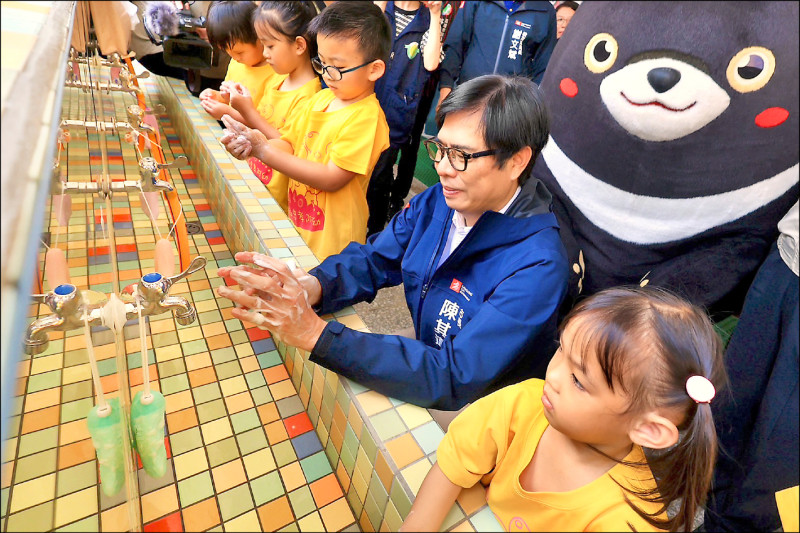 市長陳其邁（右二）昨至幼兒園宣導腸病毒防治，並與小朋友一起示範正確洗手五步驟。（高市衛生局提供）