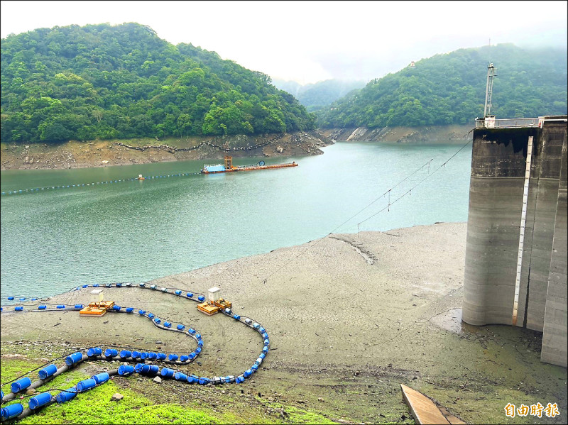 春雨不如預期，石門水庫大壩水位、蓄水率再下探，8日是歷年營運同日的第3枯。（記者李容萍攝）