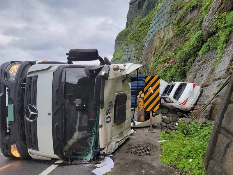 賓士轎車衝到路旁山壁上，天窗及後擋風玻璃破裂，所幸駕駛輕傷。（記者吳昇儒翻攝）