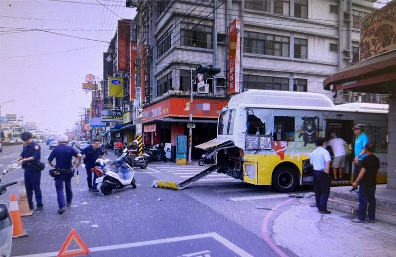 客運車輛發生碰撞後，保險桿掉落。（圖由民眾提供）