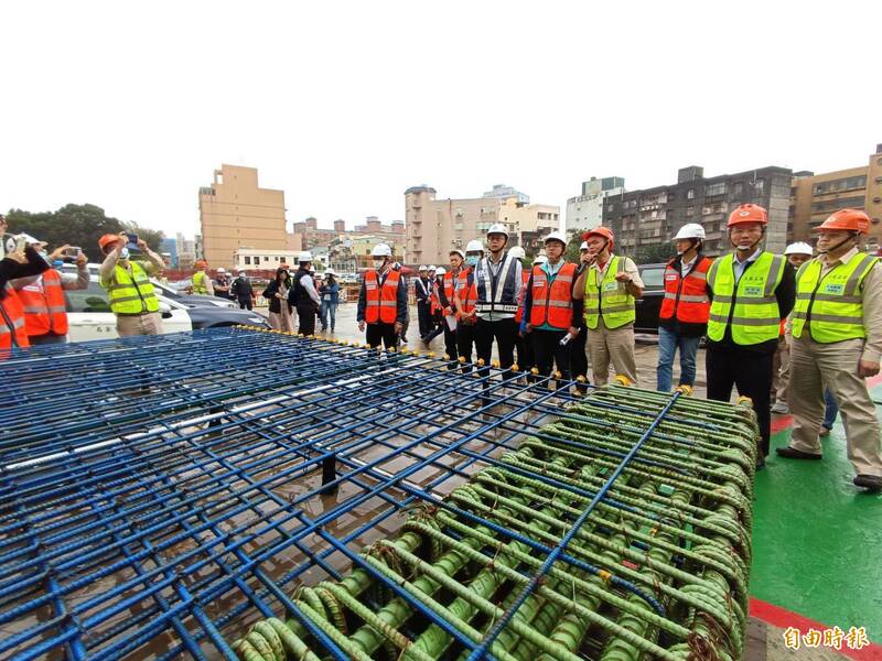 桃園市長張善政視察桃園區正光路警察宿舍都更案工程，這也是桃園市首件自行編列預算並擔任實施者的公辦都更案。（記者鄭淑婷攝）