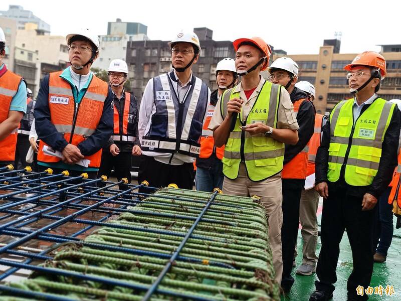 桃園市首件由市府自行擔任實施者的桃園區正光路警察宿舍公辦都更案，將興建3棟建築物，分別做為警政大樓、社會住宅之用，市長張善政前往視察工程現況。（記者鄭淑婷攝）