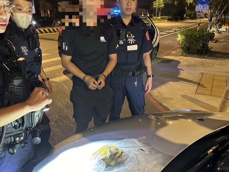 南市警二分局在路上攔到吸毒又攜毒的18歲郭男，包包內有破百包毒品，懷疑他是替毒犯運毒的「小蜜蜂」。（民眾提供）