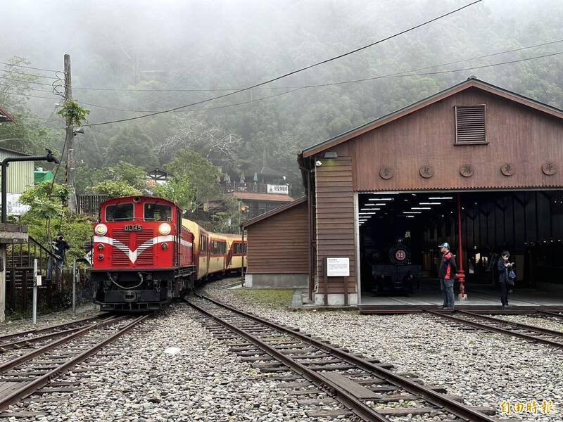 奮起湖車站用減法美學展現古樸之美。（記者楊媛婷攝）