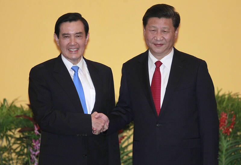 馬英九総統は大統領在任中の2015年11月7日、シンガポールで中国共産党総書記の習近平(Xi Jinping)と会談した。 [AP通信]